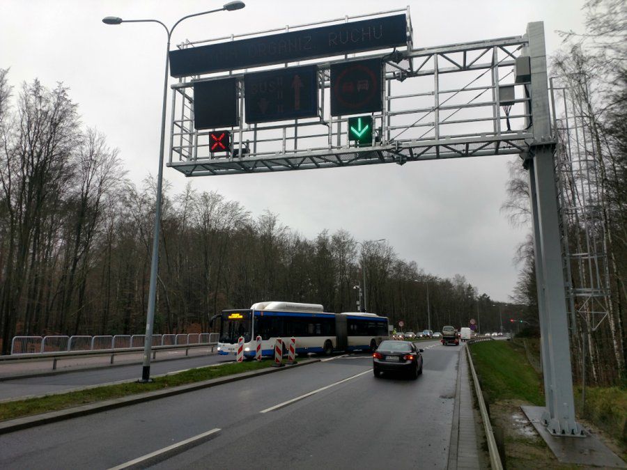 Autobus jeździ pod prąd. W Gdyni otwarto pierwszy kontrapas