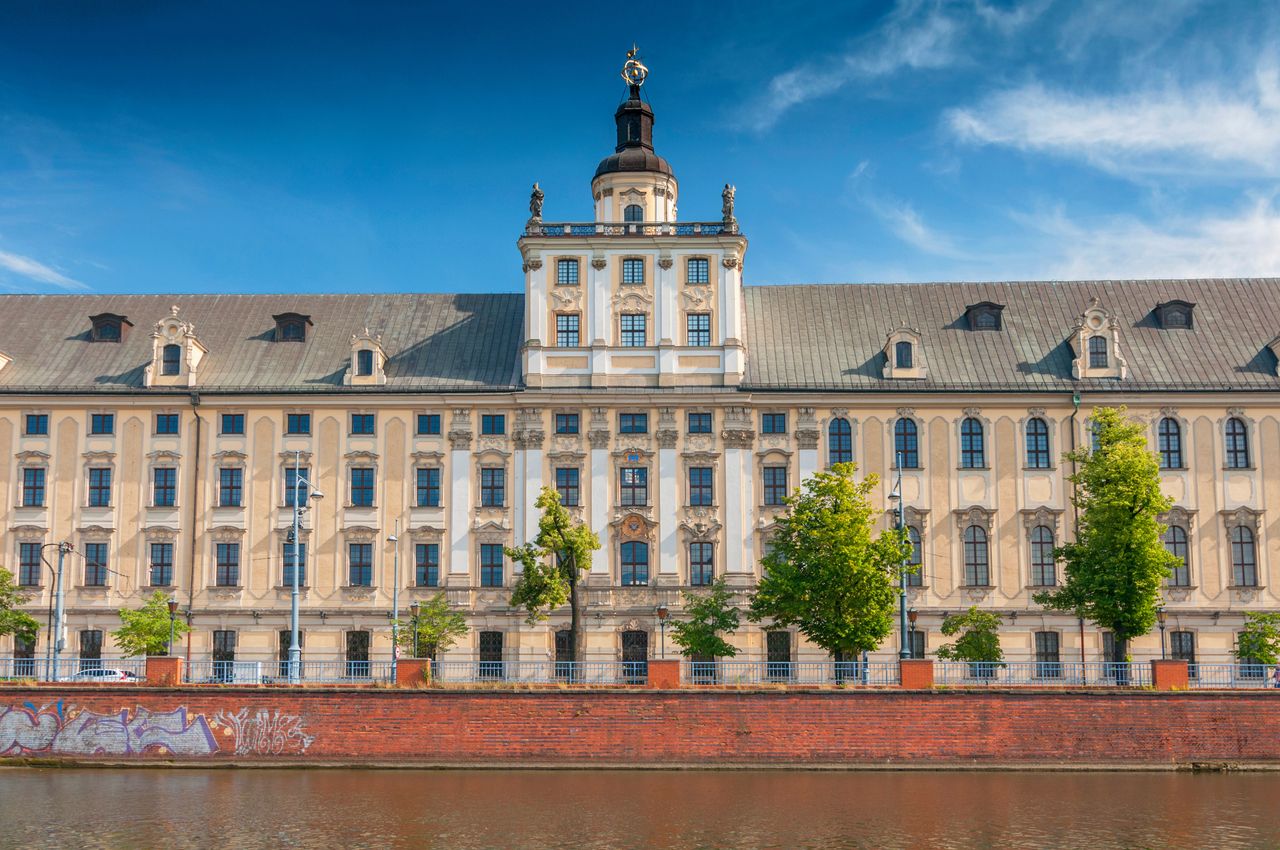 Budynek Uniwersytety Wrocławskiego malowniczo położony nad Odrą