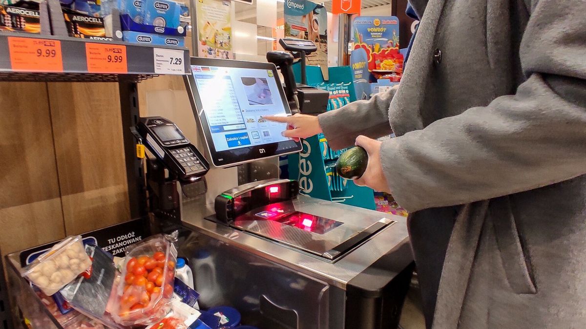 Kasy samoobsługowe to dziś normalny widok w sklepach spożywczych, budowlanych czy drogeriach. Czy Polacy polubią w pełni zautomatyzowane sklepy?