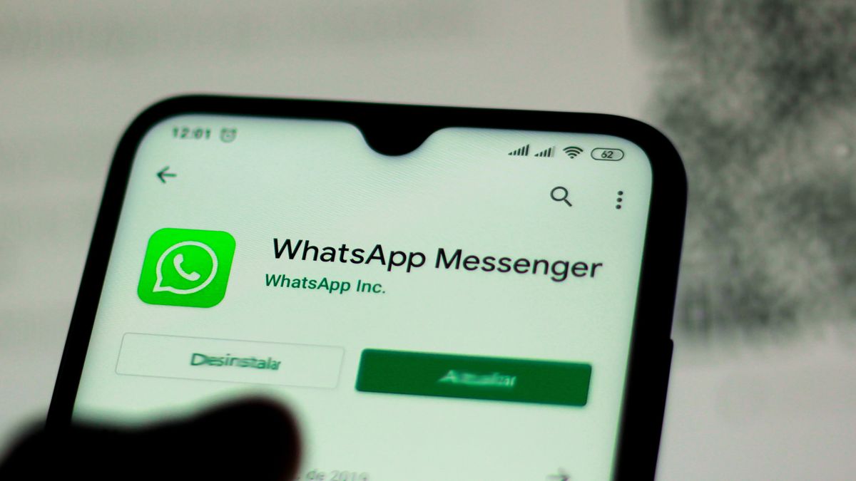 BRAZIL - 2019/12/11: In this photo illustration the WhatsApp logo is seen displayed on a smartphone. (Photo Illustration by Rafael Henrique/SOPA Images/LightRocket via Getty Images)