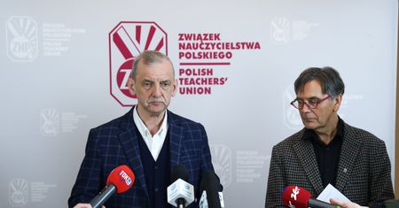 Nauczyciele na podwyżki jeszcze poczekają? ZNP alarmuje