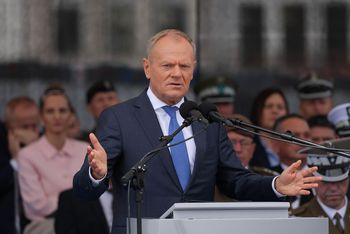 "Szokująca decyzja". Tusk komentuje ruch Nawrockiego