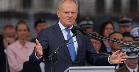 "Szokująca decyzja". Tusk komentuje ruch Nawrockiego