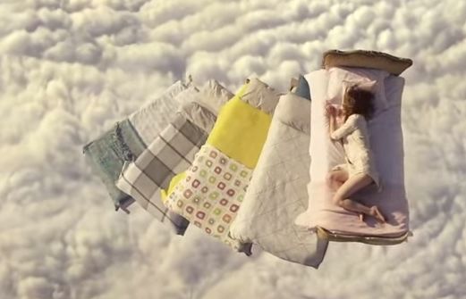 Łóżka w chmurach i Szekspir w spocie IKEA (wideo)