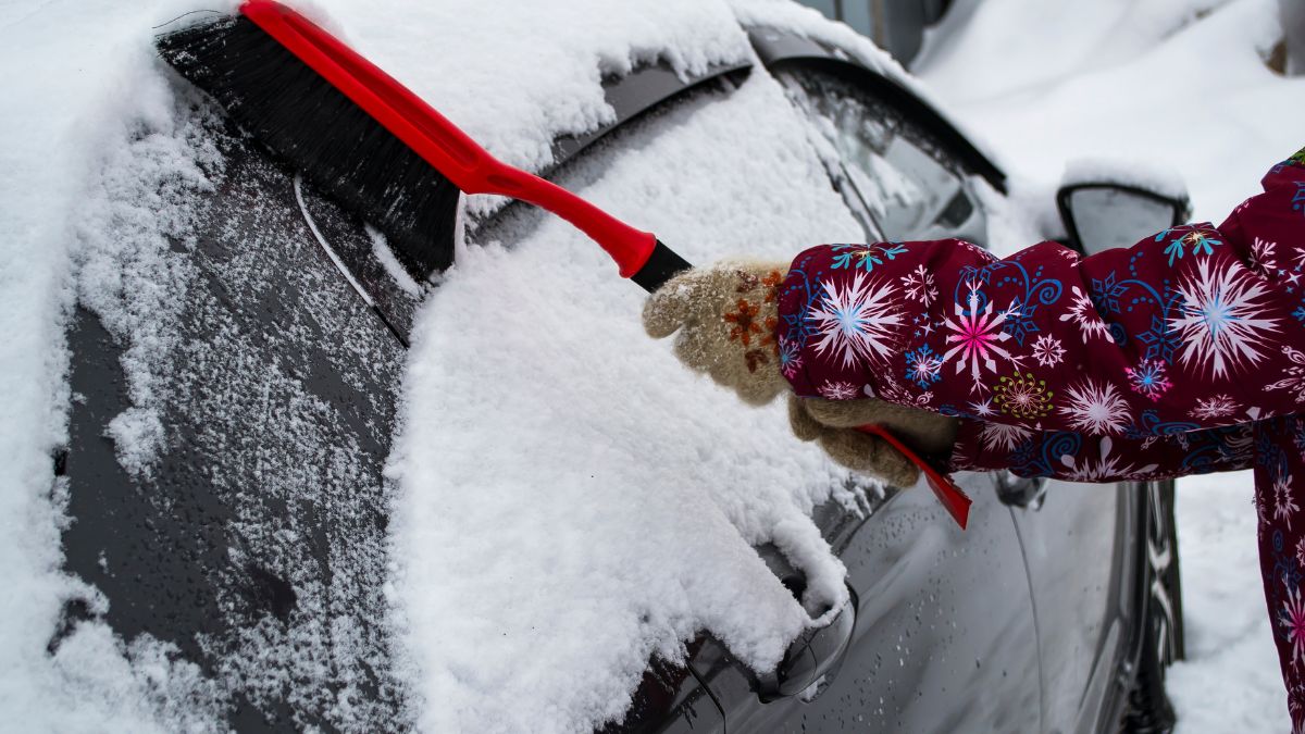 Odśnieżanie samochodu
