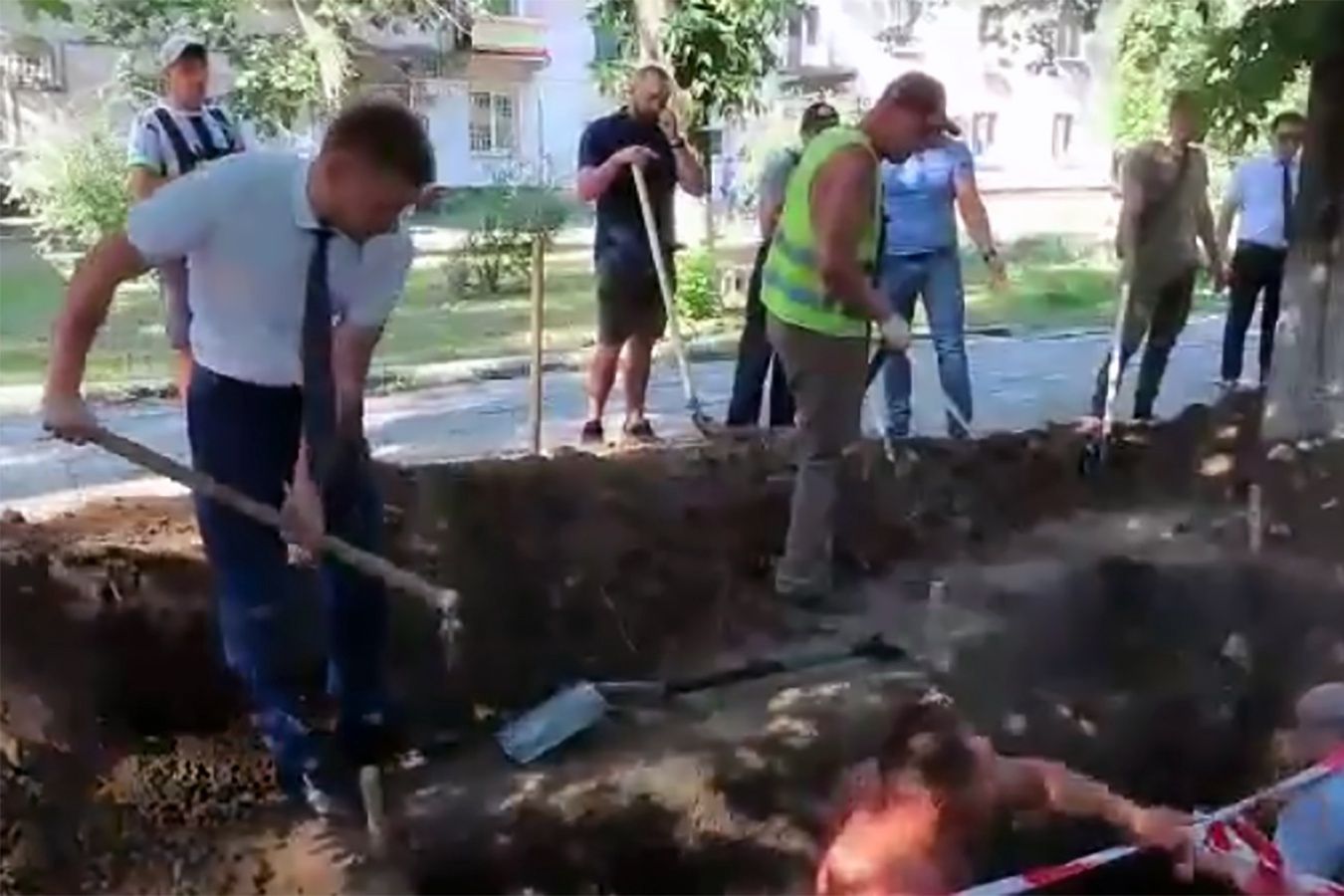 Chcieli pochować archeologów żywcem. Powód? Kuriozalny