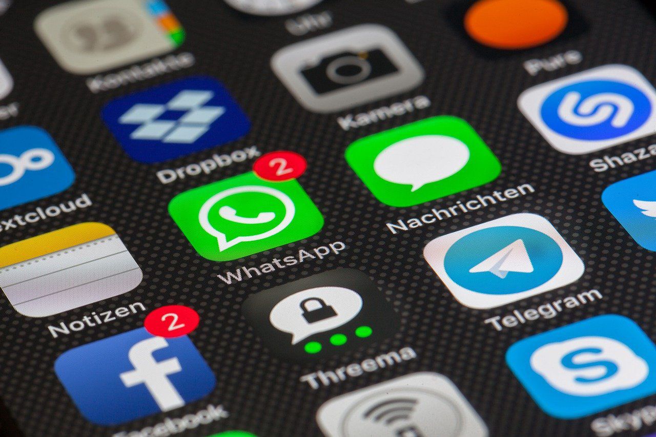 WhatsApp przekaże dane Facebookowi. Użytkownicy rzucili się na Signal i Telegram