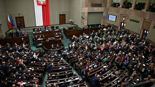 PiS notuje spadek, jest zmiana lidera. Mamy nowy sondaż partyjny