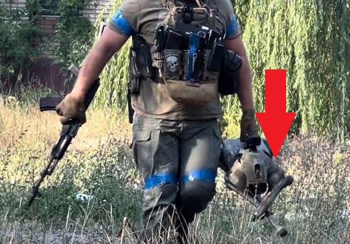 A Ukrainian soldier carrying a Chinese reconnaissance robodog to the position.