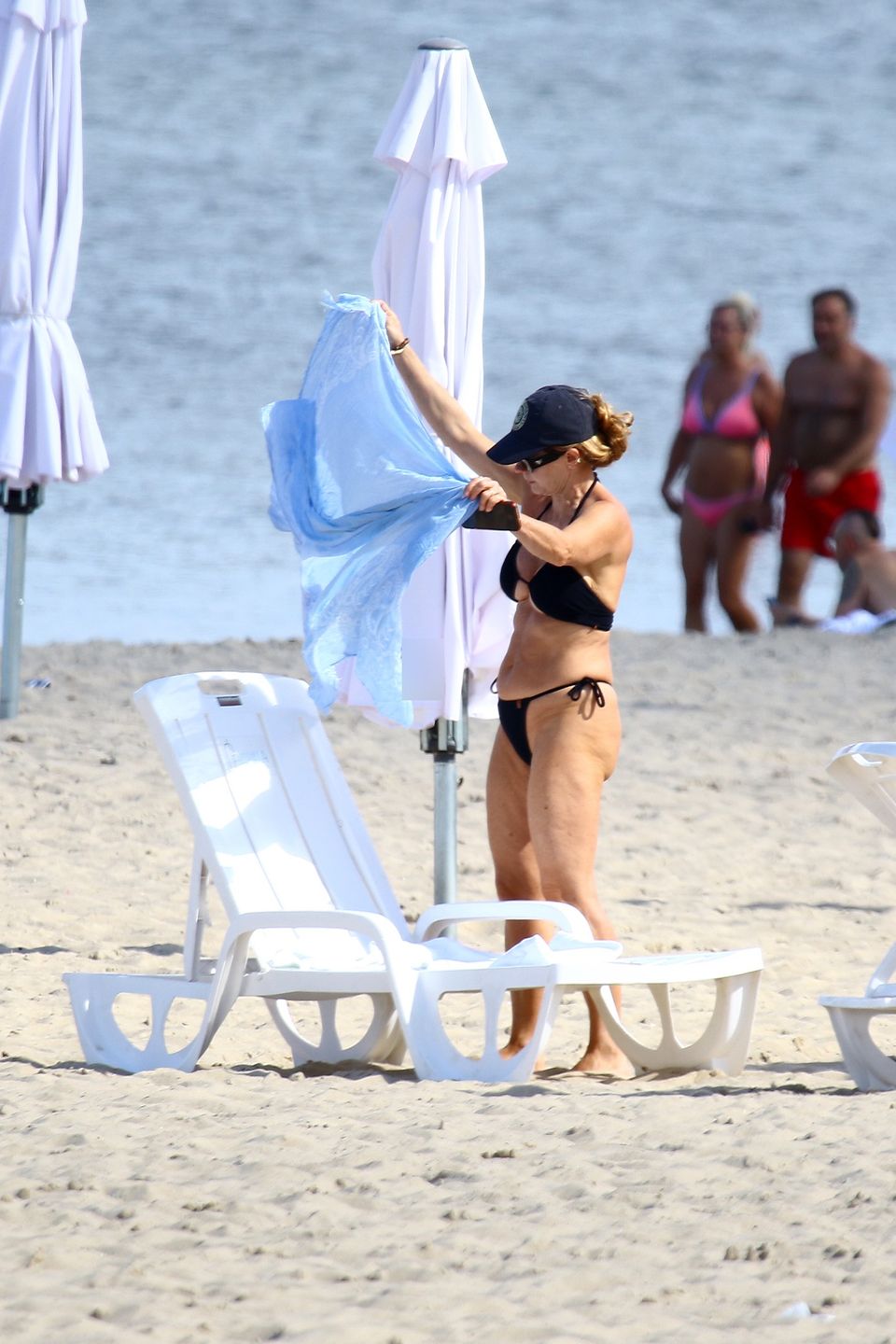 Ewa Skibińska opala się nad Bałtykiem w kusym bikini