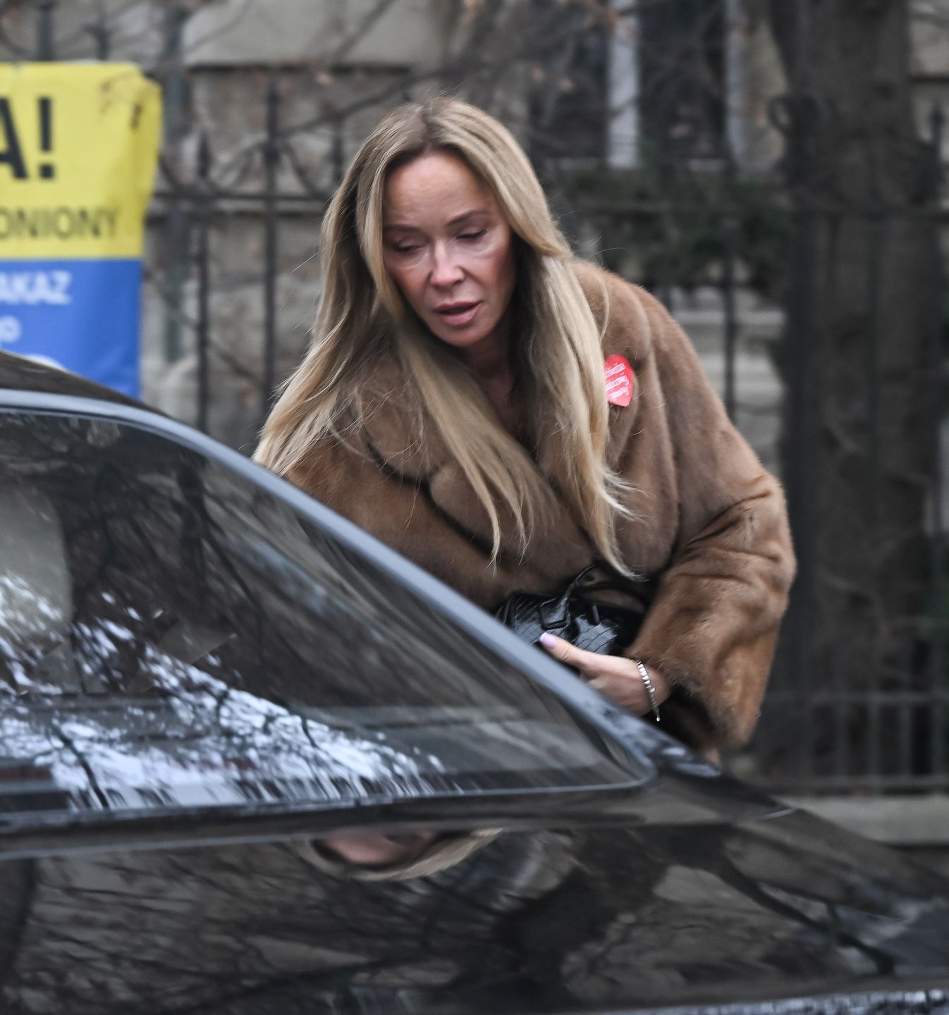 Joanna Przetakiewicz wietrzy stopy na mrozie