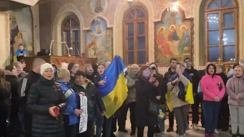 Активісти у храмі співають гімн України