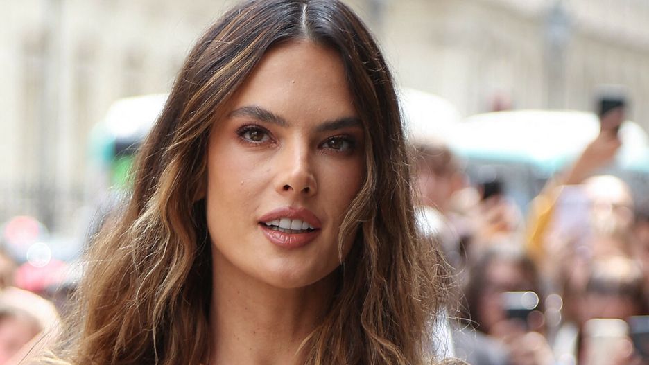 Alessandra Ambrosio na Tygodniu Mody Haute Couture w Paryżu 2023
