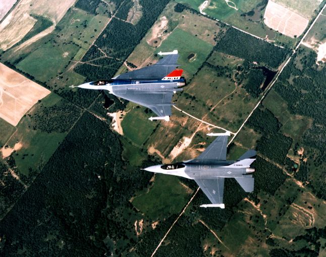 F-16A abajo, F-16XL arriba