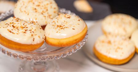 Znudziły ci się klasyczne pączki z konfiturą i lukrem? Wypróbuj białe nadzienie i czekoladową polewę