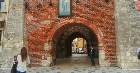Krata bronna na Bramie Krakowskiej. Jest opóźnienie przy jej montażu