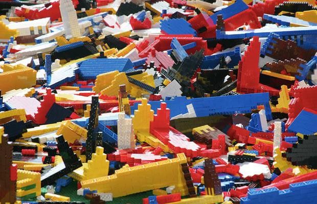 Tak wygląda demolowanie piętrowego domu z klocków lego 3