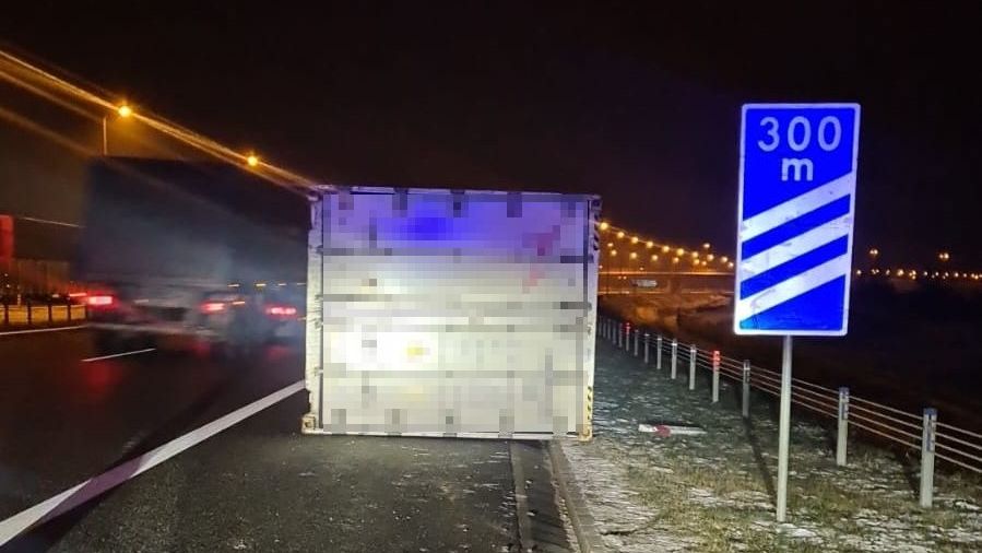 Kontener leżący na autostradzie stwarzał spore zagrożenie