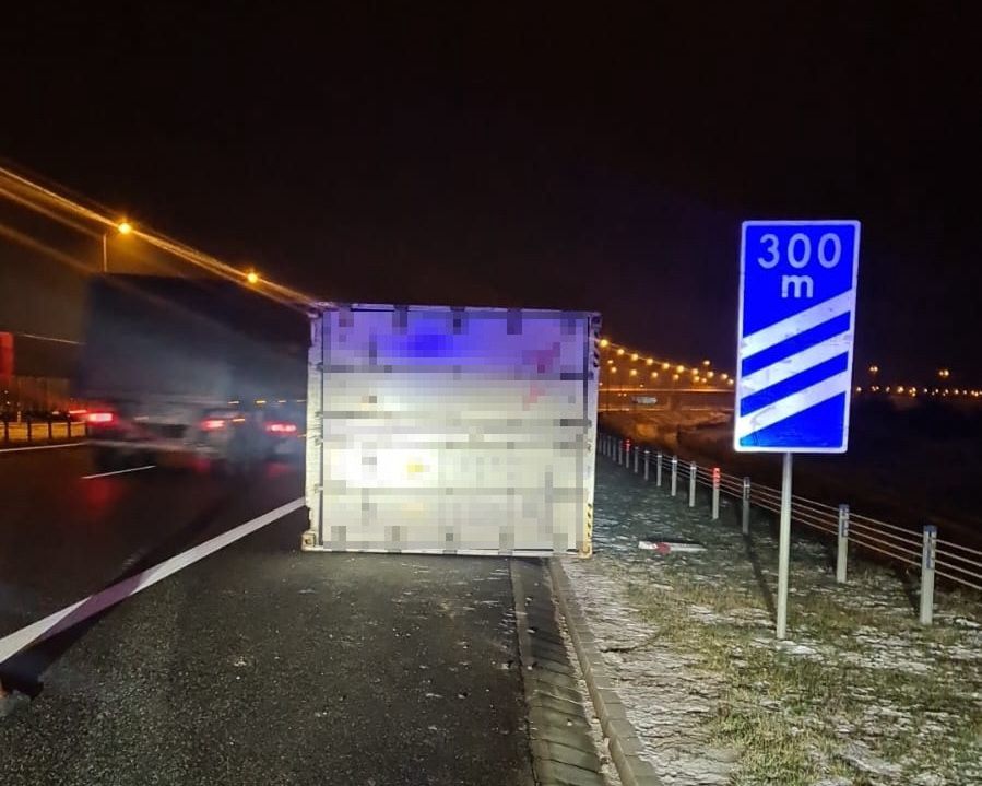 Kontener leżący na autostradzie stwarzał spore zagrożenie