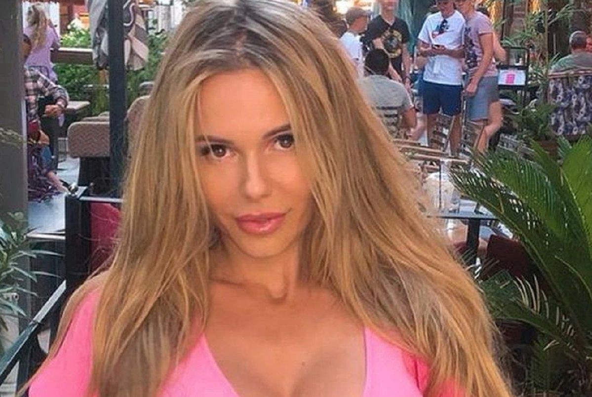 Włożyła "slip dress". Postawiła na najmodniejszy kolor