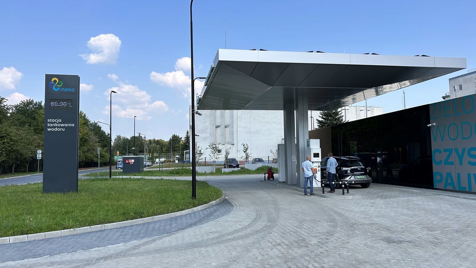Przed nami służbowe Nexo tankował pracownik Grupy Polsat. Oni mają największe doświadczenie z użytkowaniem takich samochodów. 