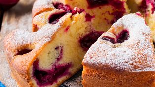 To najlepsze ciasto na koniec lata i to bez miksera. Sezonowe owoce i chwila pracy