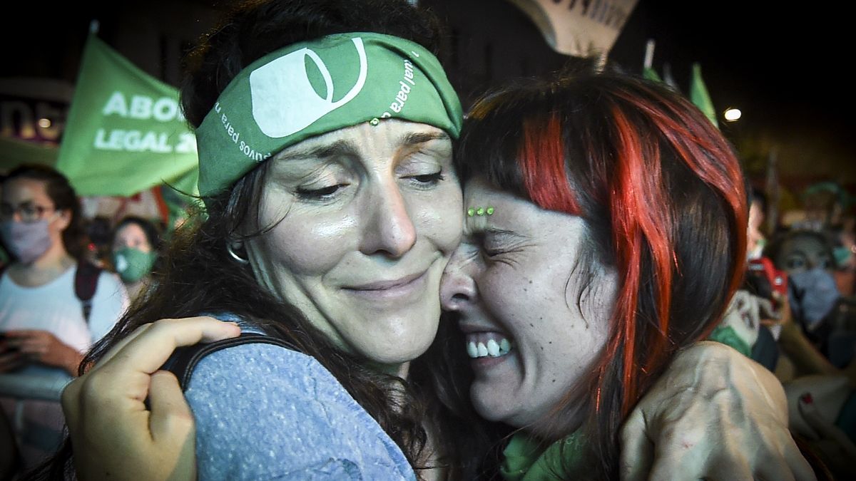 Zwolennicy legalizacji aborcji spędzili noc poza budynkiem Kongresu, obserwując debatę.