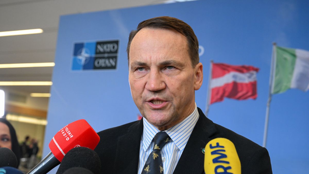 Bruksela, Belgia, 03.12.2025. Wicepremier, minister spraw zagranicznych RP Radosław Sikorski na konferencji prasowej po spotkaniu ministrów spraw zagranicznych państw NATO, 3 bm. w Brukseli. (amb) PAP/Wiktor Dąbkowski