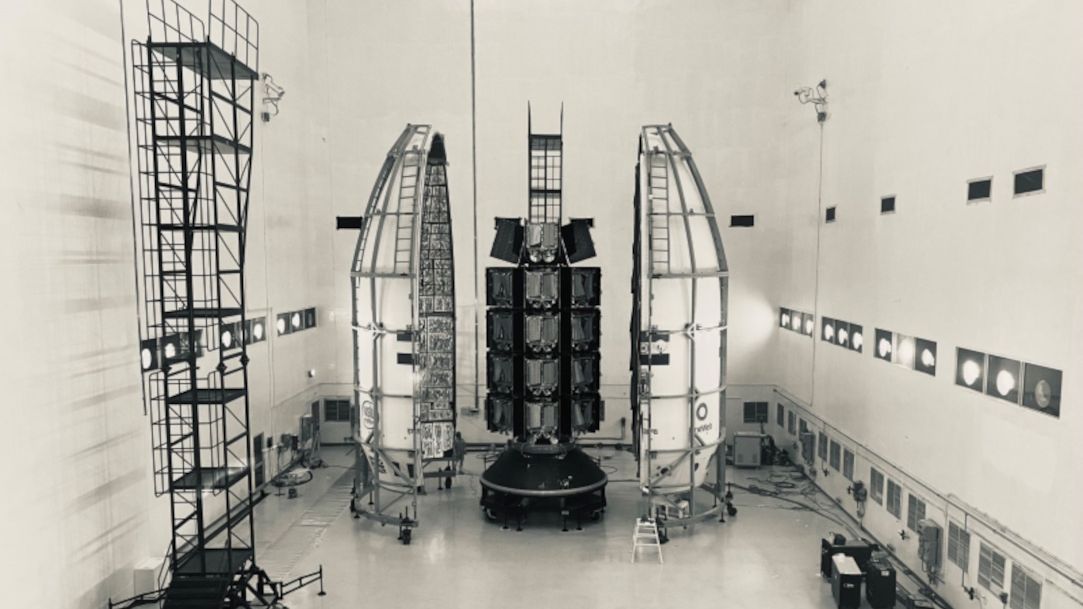 Zasobnik z satelitami OneWeb przygotowywany do załadunku