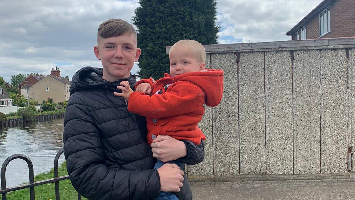 15-latek uratował tonące dziecko.