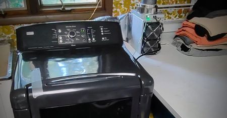 Suszy pranie koparką kryptowalut. Zwariowany pomysł górnika
