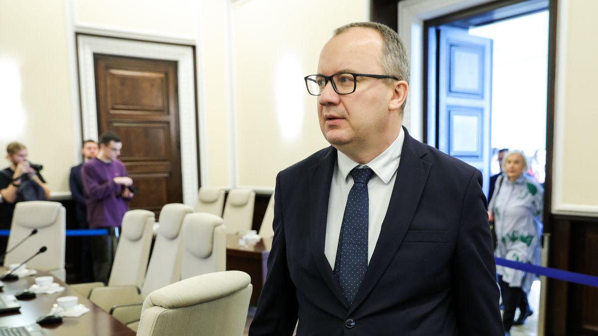 Warszawa, 30.01.2024. Minister sprawiedliwości, prokurator generalny Adam Bodnar przed posiedzeniem rządu, 30 bm. w KPRM w Warszawie. Rząd na posiedzeniu zajmie się dwoma przygotowanymi przez MON projektami, które dostosowują przepisy dotycząca składu i wynagrodzeń w komisjach lekarskich, które co roku orzekają o stopniu zdolności do służby wojskowej. (mr) PAP/Rafał Guz