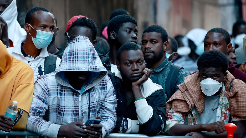 Hundreds of migrants are seen outside the Roosevelt Hotel in Midtown Manhattan early Wednesday Aug. 2, 2023. (Luiz C. Ribeiro/New York Daily News/Tribune News Service via Getty Images)