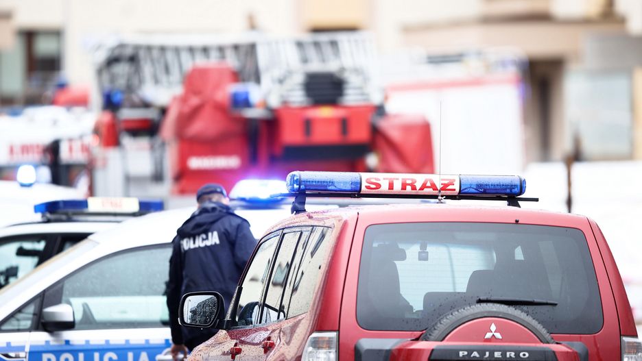 s�u�by na miejscu wypadku
Krak�w, 17.02.2022. Policja i stra� po�arna na miejscu katastrofy. Przewr�ci� si� �uraw na placu budowy przy ul. Domaga�y w Krakowie, 17 bm. Cztery osoby zosta�y poszkodowane, w tym dwie s� w stanie ci�kim. Miasto zmaga si� z bardzo silnym wiatrem. Synoptycy Instytutu Meteorologii i Gospodarki Wodnej ostrzegaj�, �e mog� pojawi� si� r�wnie� burze. (�g/awol) PAP/�ukasz G�gulski
�ukasz G�gulski
anomalia pogodowe, porywisty wiatr, budowlany, porywisty, przewr�cony, silny wiatr, wichura, wypadek, zniszczenia, �uraw, budowa