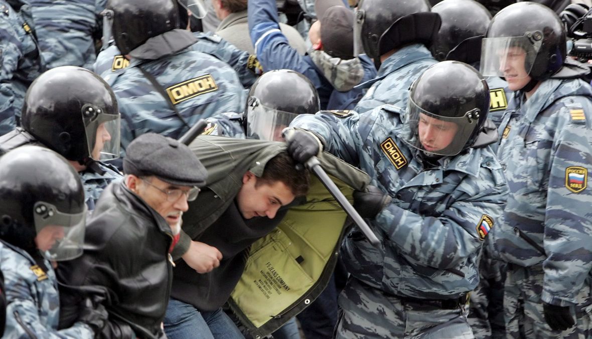 Rosyjska policja zatrzymuje uczestników marszu opozycji w centrum Moskwy. Aresztowano 170 osób, w tym Garriego Kasparowa, który był organizatorem protestu. 14 kwietnia 2007 roku