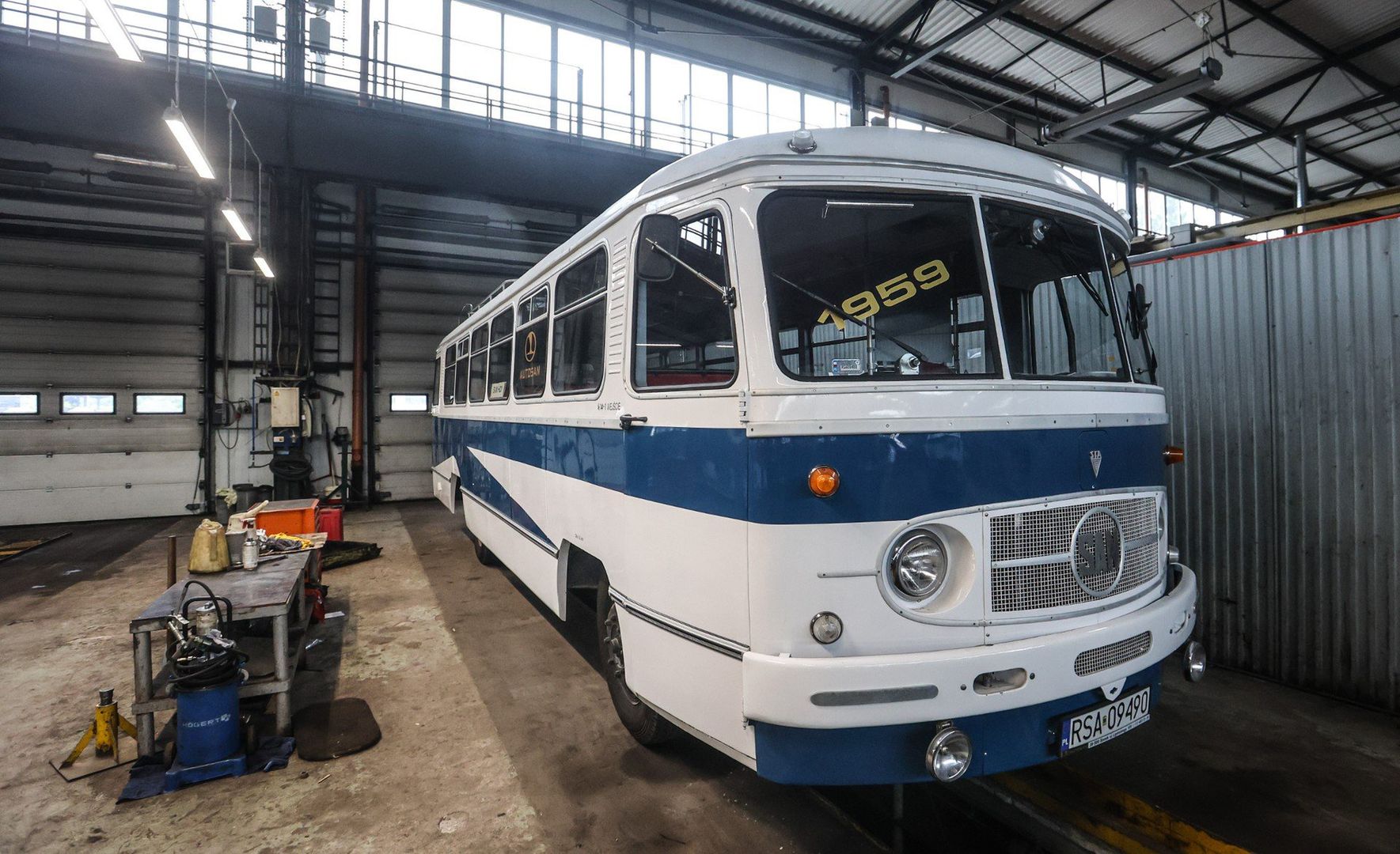 Wielka gratka dla miłośników motoryzacji! Rusza I Zlot Zabytkowych Autobusów w Rzeszowie. Osiem zabytkowych autobusów wyruszy na specjalnie przygotowane linie 81 (kursy na trasie ul. Lubelska – ul. Miłocińska) i 82 (ul. Lubelska – ul. Pienińska). Na trasie pojawią się m.in. Jelcz 272MEX, Jelcz M11, Ikarus 280.26, Autosan H9-35, Autosan H9-21, Mercedes-Benz O405N2. Przejazdy zabytkowymi autobusami będą darmowe. W sobotę zaś o godzinie 15-tej wyruszy wielka parada ulicami Rzeszowa.
