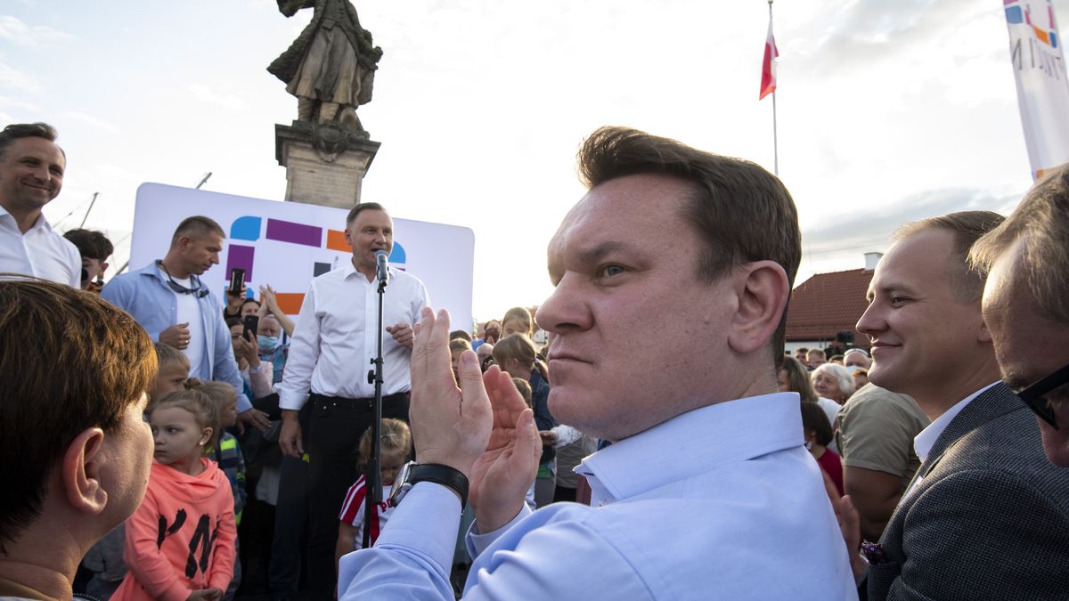 Tykocin, woj. podlaskie, 07.07.2020. Kampania w wyborach prezydenckich 2020. Spotkanie wyborcze prezydenta Andrzeja Dudy z mieszkancami na pikniku Produkt Polski w Tykocinie N/z Prezydent RP Andrzej Duda przemawial pod pomnikiem Stefana Czarnieckiego , z prawej Dominik Tarczynski europosel PiS