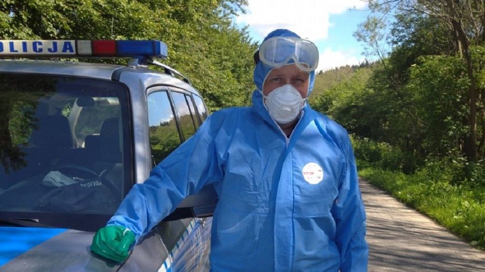 Policjanci uratowali mężczyznę na kwarantannie