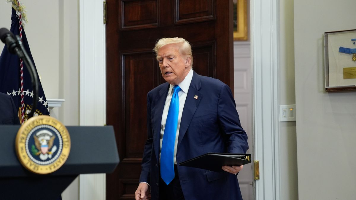 US President Trump signs congressional bill
epa12273449 US President Donald Trump arrives for the signing of a Congressional Bill in the Roosevelt Room at the White House in Washington, SC, USA, 30 July 2025.  EPA/YURI GRIPAS / POOL 
Dostawca: PAP/EPA.
YURI GRIPAS / POOL
US president, White House, US government, VA Home Loan Program Reform Act, Roosevelt Room