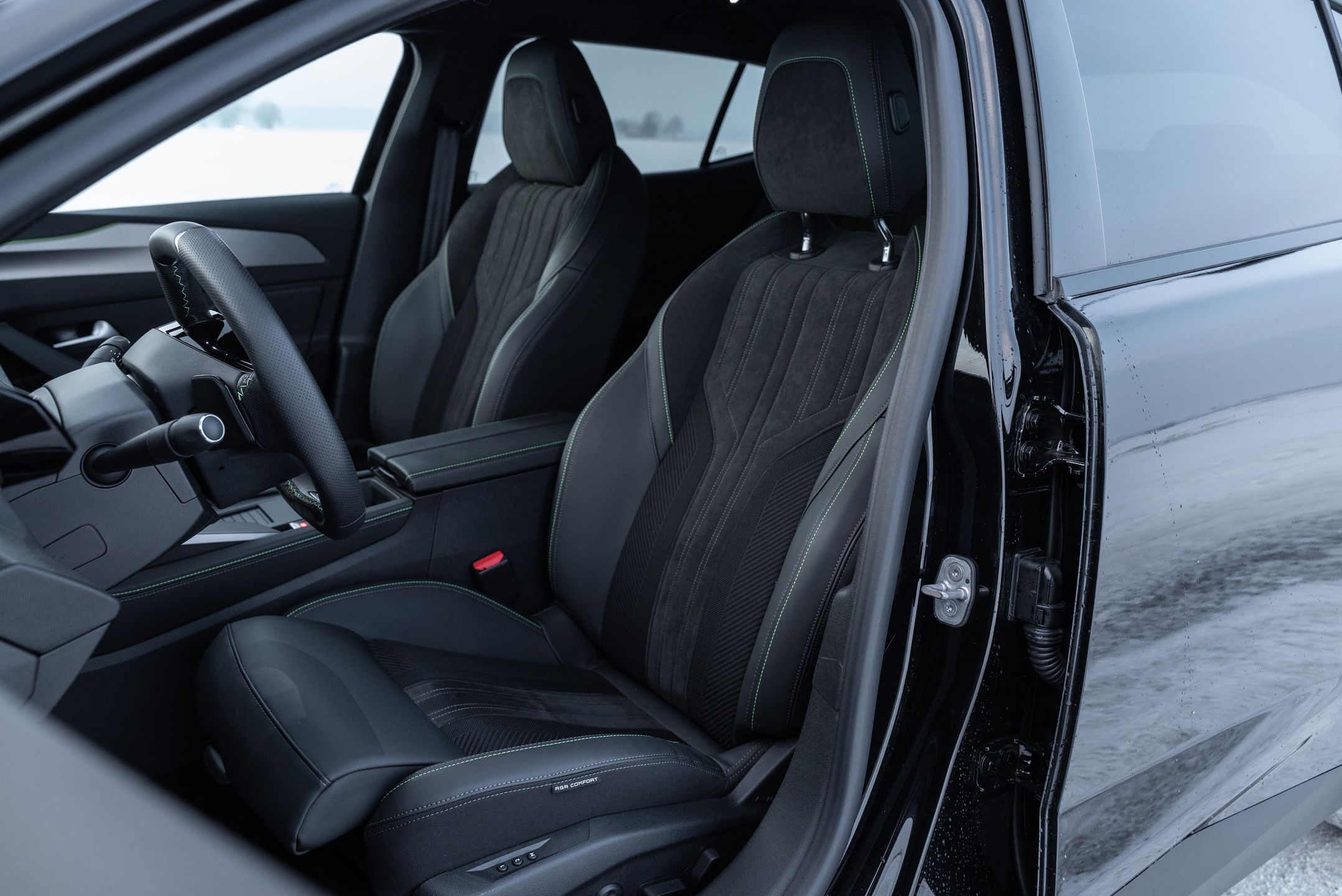 Peugeot 408 Hybrid 145