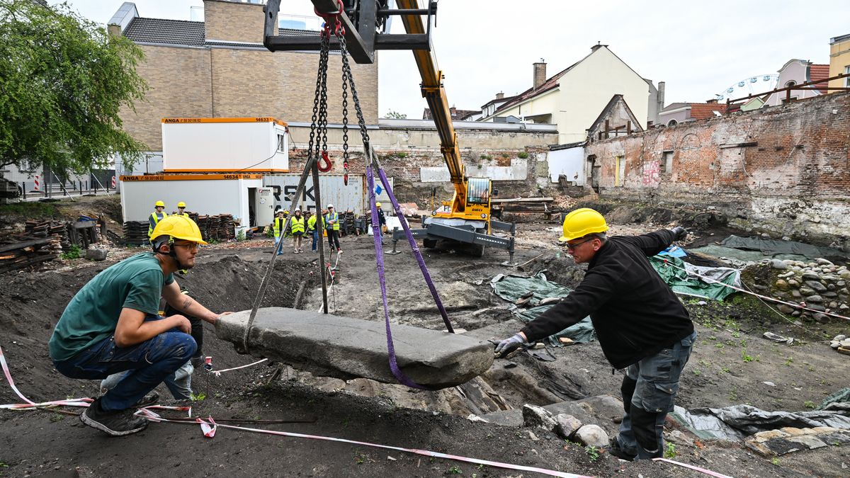 Płyta nagrobna z reliefem krzyża łacińskiego z XIII w. Gdańsk