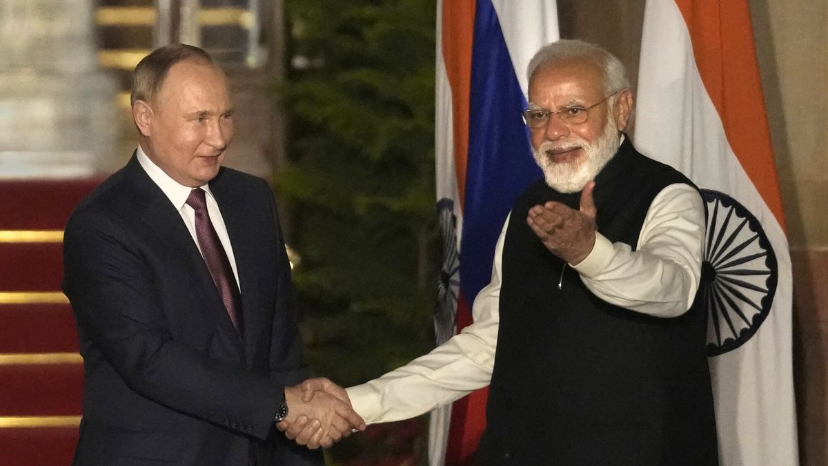 Temporary
Russian President Vladimir Putin, left and Indian Prime Minister Narendra Modi greet each other before their meeting in New Delhi, India, Monday, Dec.6, 2021. Indian Prime Minister Narendra Modi is meeting Russian President Vladimir Putin on Monday to discuss defense and trade relations as India attempts to balance its ties with the United States. (AP Photo/Manish Swarup)
AP