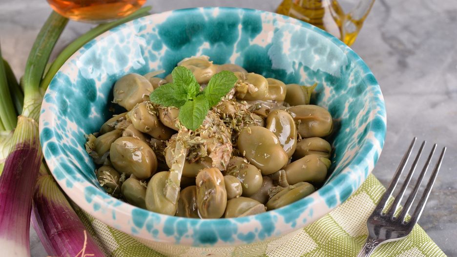 Bowl with beans stewed onion and oregano