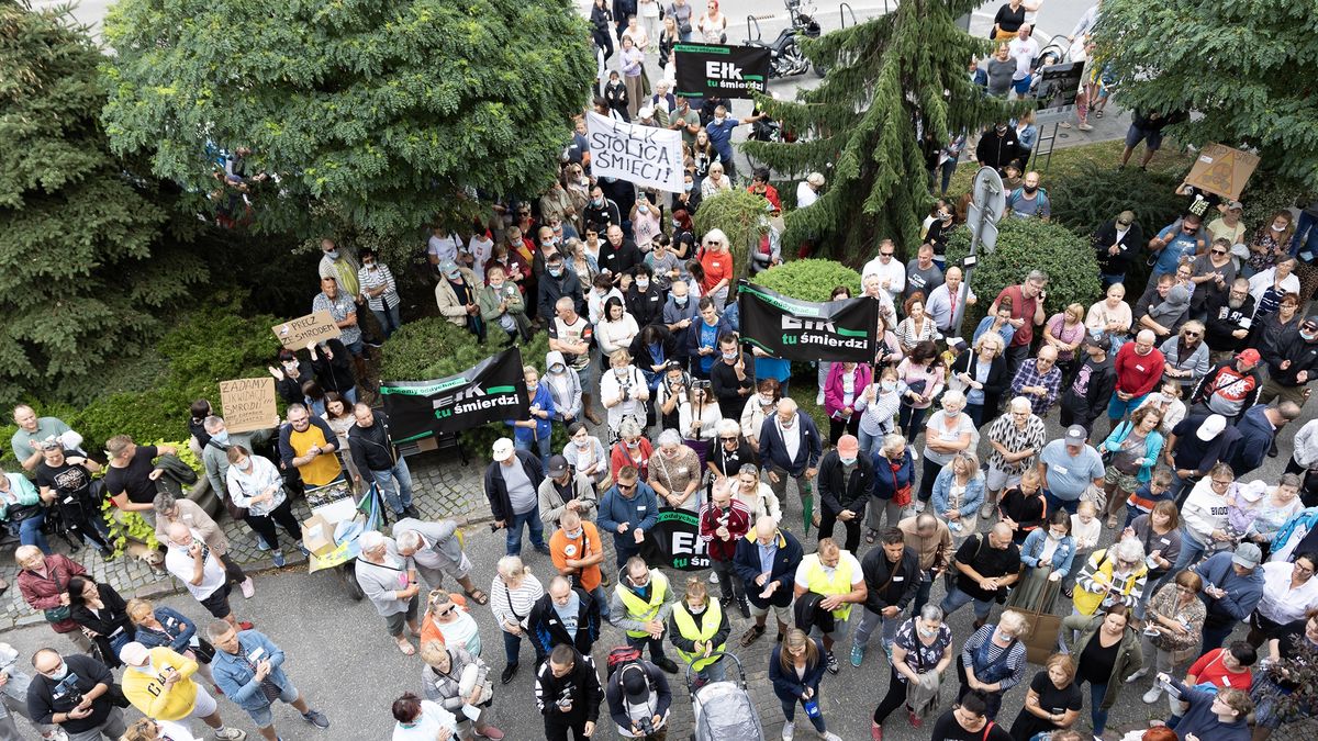 Mieszkańcy Ełku i Siedlisk protestowali przed ratuszem  w związku z odorem, jaki się unosi w okolicy