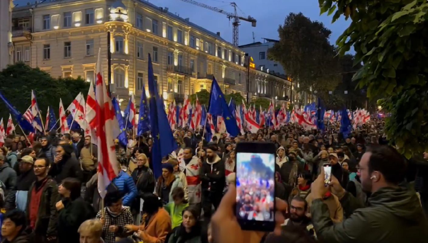 Prezydent Gruzji wyszła na ulicę.Tysiące osób demonstrują w Tbilisi