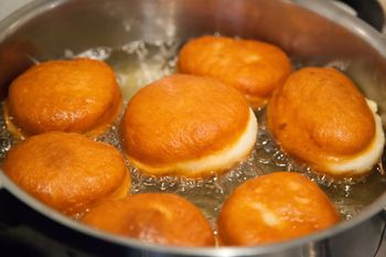 Nie przypala się i nie zmienia smaku. Najlepszy tłuszcz do smażenia pączków