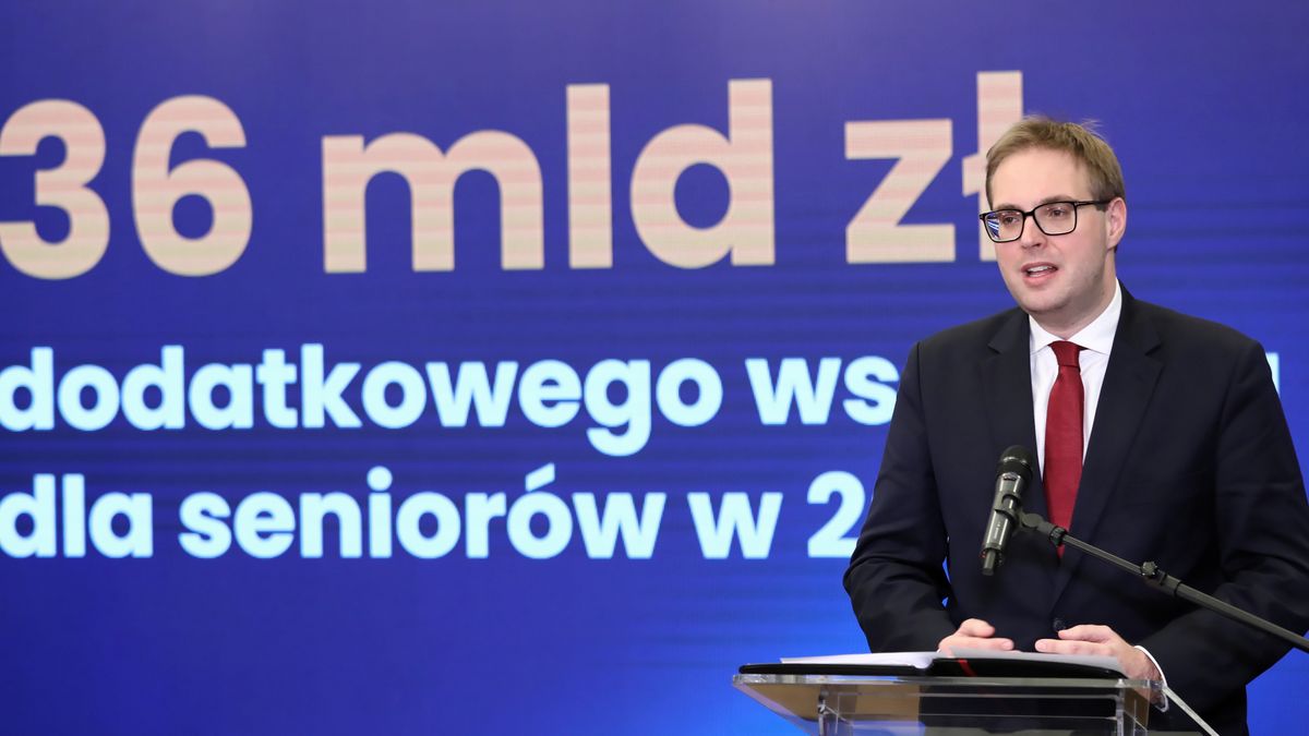 Warszawa, 29.12.2021. Wiceminister finansów, pełnomocnik ds. współpracy międzynarodowej w zakresie VAT Jan Sarnowski podczas briefingu prasowego w siedzibie MRiPS w Warszawie, 29 bm. Temat spotkania: Polski Ład i wsparcie dla osób starszych. (kf) PAP/Tomasz Gzell