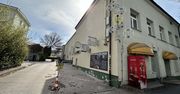 Montaż galerii neonów przy kinie Moskwa w Kielcach. Historyczne neony wracają w formie miniatur
