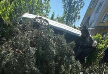 Niebezpieczny wypadek w Toruniu. 2,8 promila. Auto wylądowało w krzakach