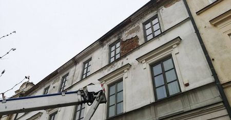 Z kamienicy przy deptaku odpadł gzyms. Interweniowała straż pożarna